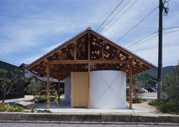Japanese public restrooms - Hut　Arc Wall by Tato Architects 4
